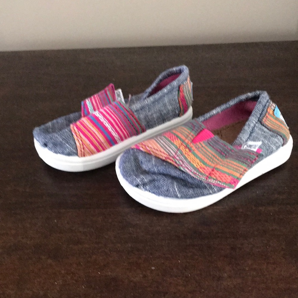 Multicolor chambray baby toms with Velcro